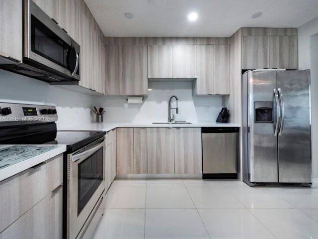 3-bedroom home for rent in Fort Lauderdale - 5224 NE 1st Ave - MondialRealty