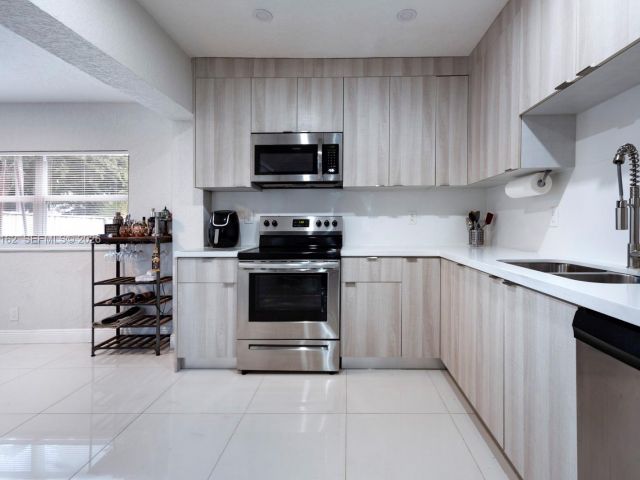 3-bedroom home for rent in Fort Lauderdale - 5224 NE 1st Ave - MondialRealty