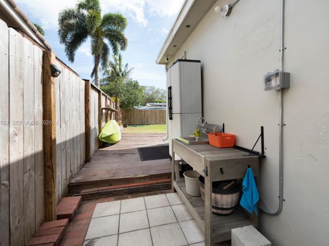 3-bedroom home for rent in Fort Lauderdale - 5224 NE 1st Ave - MondialRealty