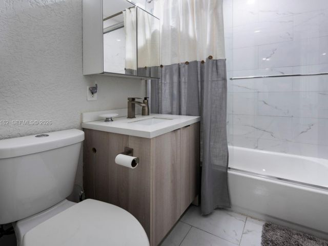 3-bedroom home for rent in Fort Lauderdale - 5224 NE 1st Ave - MondialRealty