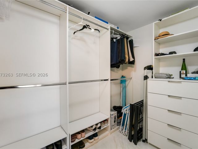 1-bedroom condo for sale in North Miami Beach - 16385 Biscayne Blvd 1502 - MondialRealty