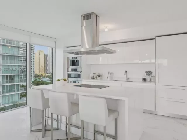 3-bedroom condo for sale in Sunny Isles Beach - 330 Sunny Isles Blvd 5-907 - MondialRealty