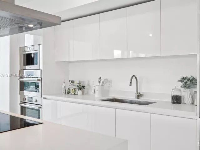 3-bedroom condo for sale in Sunny Isles Beach - 330 Sunny Isles Blvd 5-907 - MondialRealty