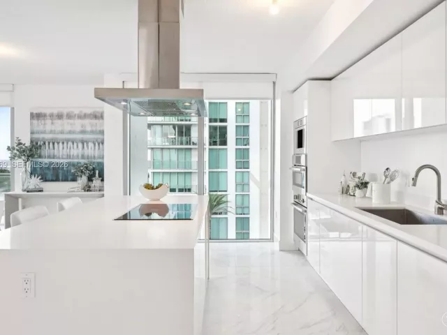 3-bedroom condo for sale in Sunny Isles Beach - 330 Sunny Isles Blvd 5-907 - MondialRealty