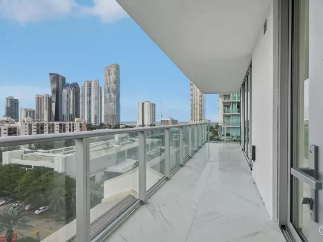 3-bedroom condo for sale in Sunny Isles Beach - 330 Sunny Isles Blvd 5-907 - MondialRealty