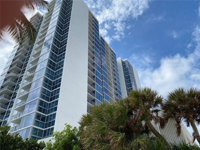 1-bedroom condo for sale in Miami Beach - 2655 Collins Ave 1404 - MondialRealty