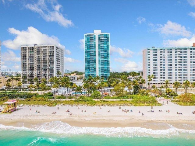 1-bedroom condo for sale in Miami Beach - 2655 Collins Ave 1404 - MondialRealty