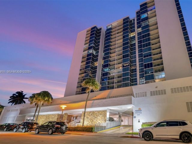 1-bedroom condo for sale in Miami Beach - 2655 Collins Ave 1404 - MondialRealty