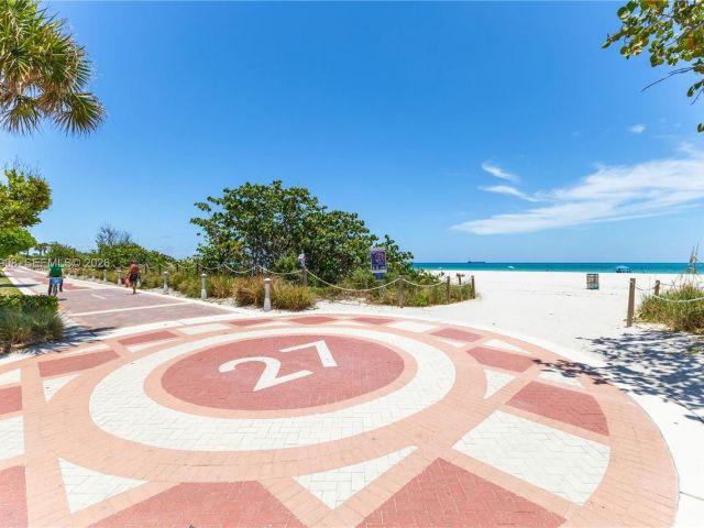 1-bedroom condo for sale in Miami Beach - 2655 Collins Ave 1404 - MondialRealty