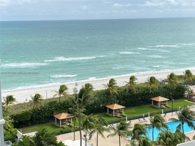 1-bedroom condo for sale in Miami Beach - 2655 Collins Ave 1404 - MondialRealty