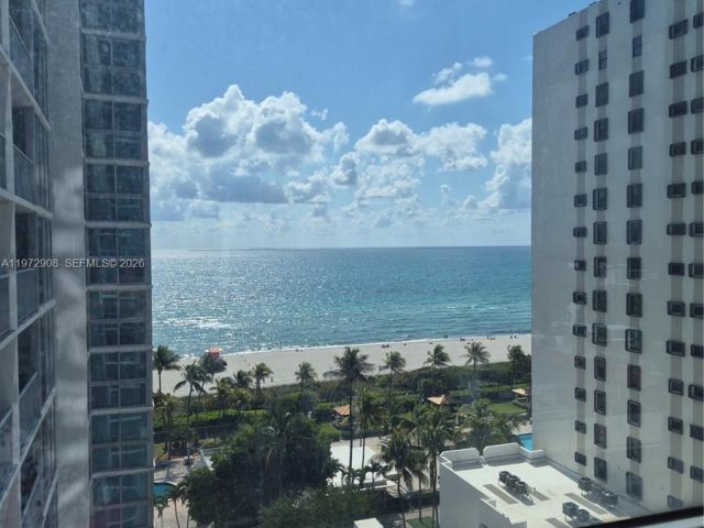 1-bedroom condo for sale in Miami Beach - 2655 Collins Ave 1404 - MondialRealty