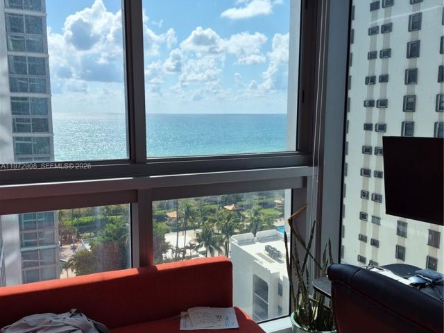 1-bedroom condo for sale in Miami Beach - 2655 Collins Ave 1404 - MondialRealty