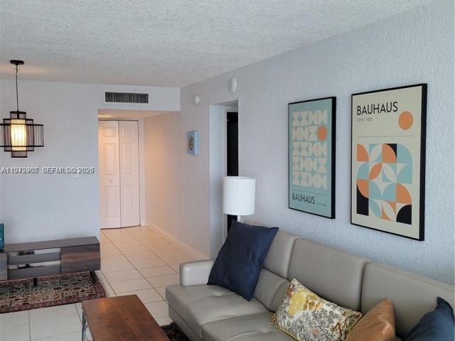 1-bedroom condo for sale in Miami Beach - 2655 Collins Ave 1404 - MondialRealty