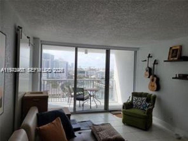 1-bedroom condo for sale in Miami Beach - 2655 Collins Ave 1404 - MondialRealty