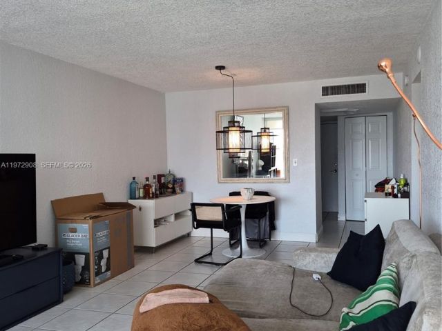 1-bedroom condo for sale in Miami Beach - 2655 Collins Ave 1404 - MondialRealty