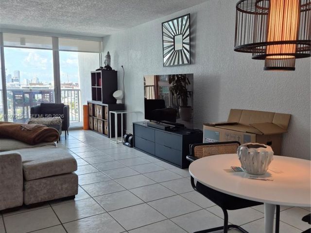 1-bedroom condo for sale in Miami Beach - 2655 Collins Ave 1404 - MondialRealty