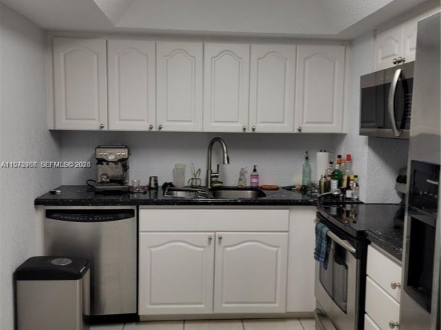 1-bedroom condo for sale in Miami Beach - 2655 Collins Ave 1404 - MondialRealty