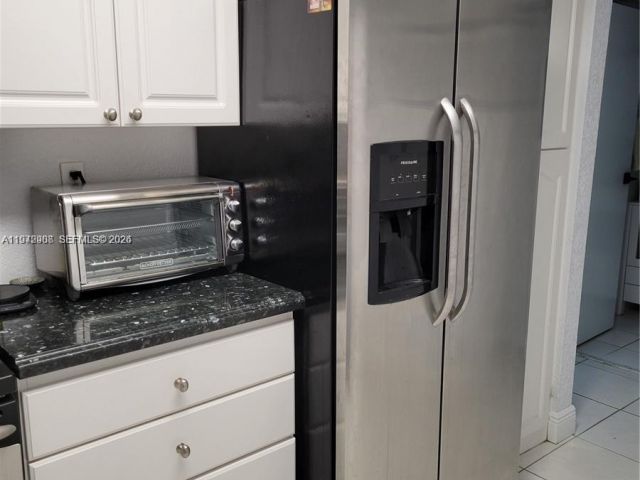 1-bedroom condo for sale in Miami Beach - 2655 Collins Ave 1404 - MondialRealty