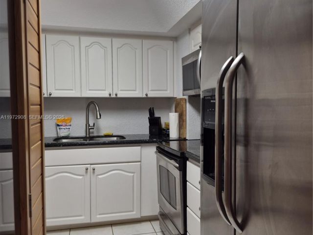 1-bedroom condo for sale in Miami Beach - 2655 Collins Ave 1404 - MondialRealty