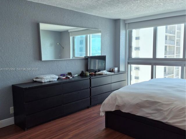 1-bedroom condo for sale in Miami Beach - 2655 Collins Ave 1404 - MondialRealty