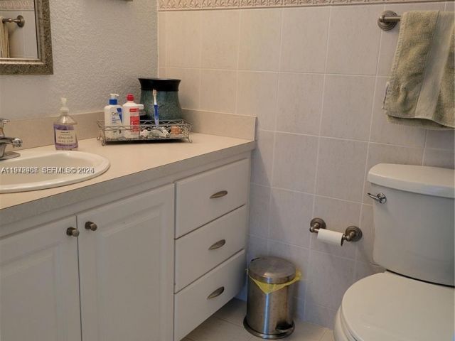 1-bedroom condo for sale in Miami Beach - 2655 Collins Ave 1404 - MondialRealty