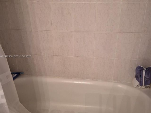 1-bedroom condo for sale in Miami Beach - 2655 Collins Ave 1404 - MondialRealty