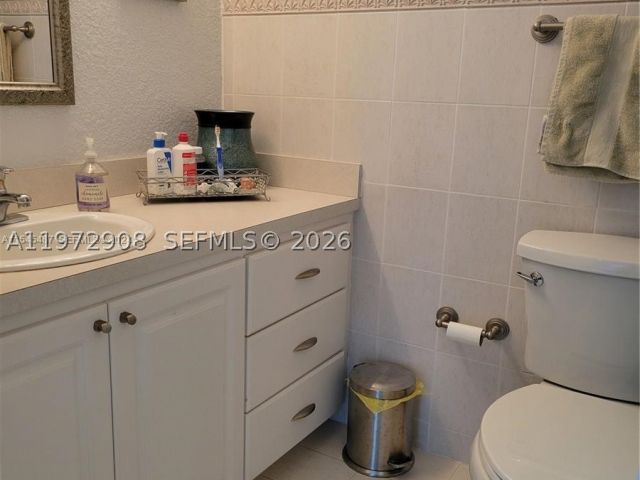 1-bedroom condo for sale in Miami Beach - 2655 Collins Ave 1404 - MondialRealty
