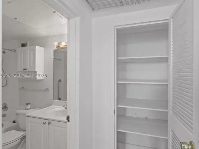 1-bedroom condo for sale in Hollywood - 2501 S Ocean Dr 1239 - MondialRealty