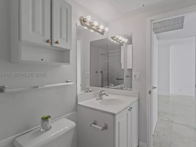 1-bedroom condo for sale in Hollywood - 2501 S Ocean Dr 1239 - MondialRealty