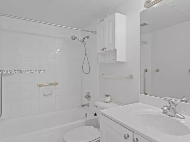 1-bedroom condo for sale in Hollywood - 2501 S Ocean Dr 1239 - MondialRealty