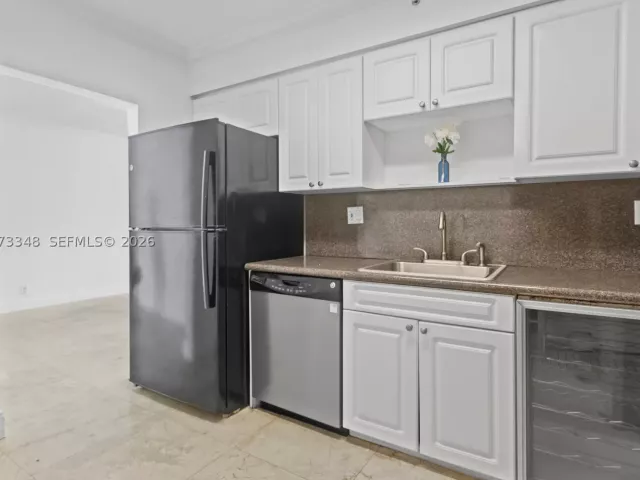 1-bedroom condo for sale in Hollywood - 2501 S Ocean Dr 1239 - MondialRealty