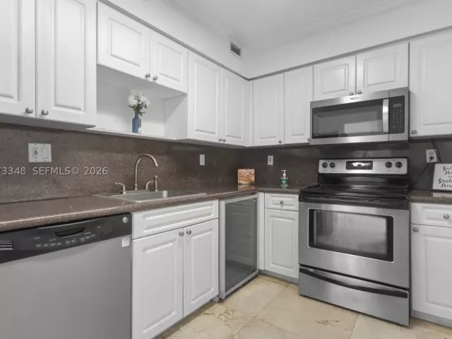 1-bedroom condo for sale in Hollywood - 2501 S Ocean Dr 1239 - MondialRealty
