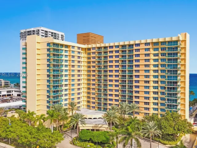 1-bedroom condo for sale in Hollywood - 2501 S Ocean Dr 1239 - MondialRealty