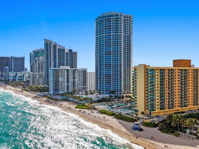 1-bedroom condo for sale in Hollywood - 2501 S Ocean Dr 1239 - MondialRealty