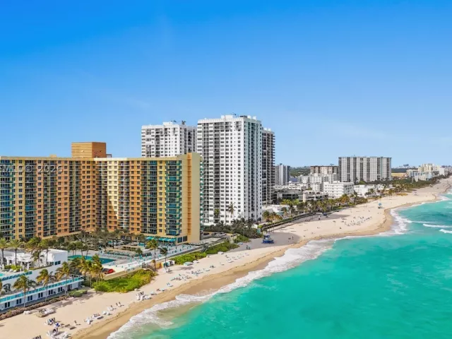 1-bedroom condo for sale in Hollywood - 2501 S Ocean Dr 1239 - MondialRealty