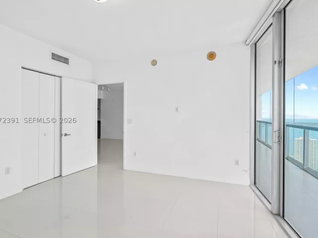 2-bedroom condo for sale in Miami - 495 Brickell Ave 4705 - MondialRealty