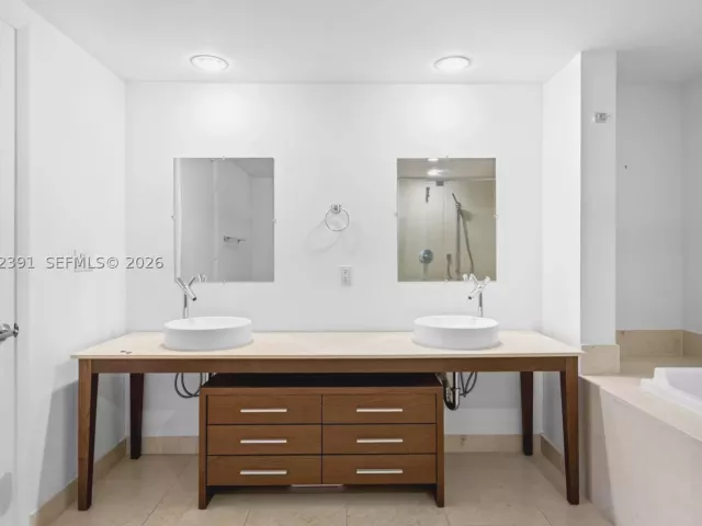 2-bedroom condo for sale in Miami - 495 Brickell Ave 4705 - MondialRealty