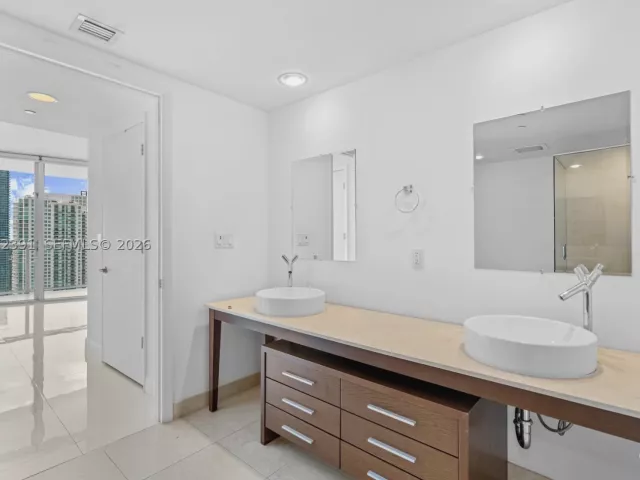 2-bedroom condo for sale in Miami - 495 Brickell Ave 4705 - MondialRealty