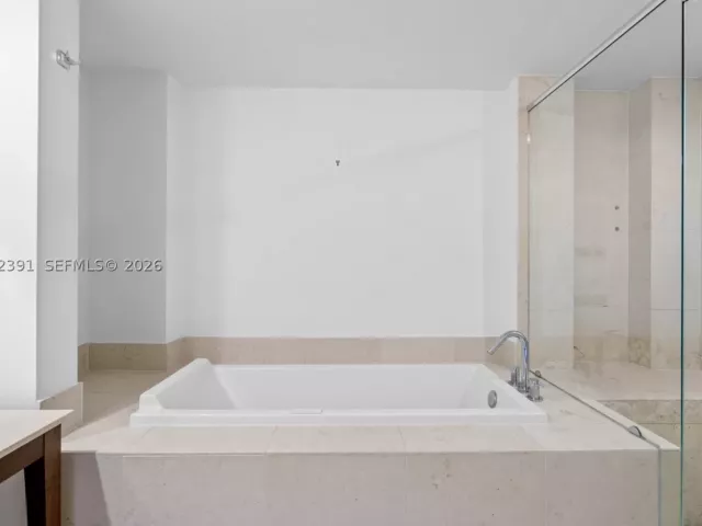 2-bedroom condo for sale in Miami - 495 Brickell Ave 4705 - MondialRealty
