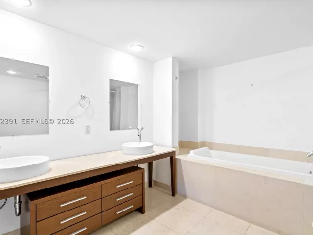 2-bedroom condo for sale in Miami - 495 Brickell Ave 4705 - MondialRealty