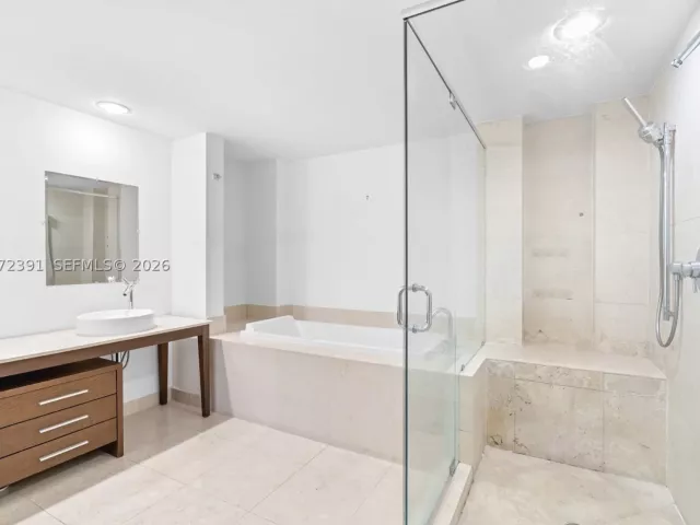 2-bedroom condo for sale in Miami - 495 Brickell Ave 4705 - MondialRealty