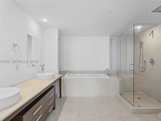 2-bedroom condo for sale in Miami - 495 Brickell Ave 4705 - MondialRealty