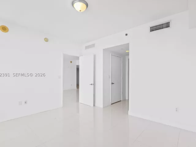 2-bedroom condo for sale in Miami - 495 Brickell Ave 4705 - MondialRealty