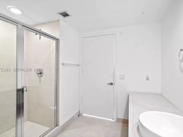 2-bedroom condo for sale in Miami - 495 Brickell Ave 4705 - MondialRealty
