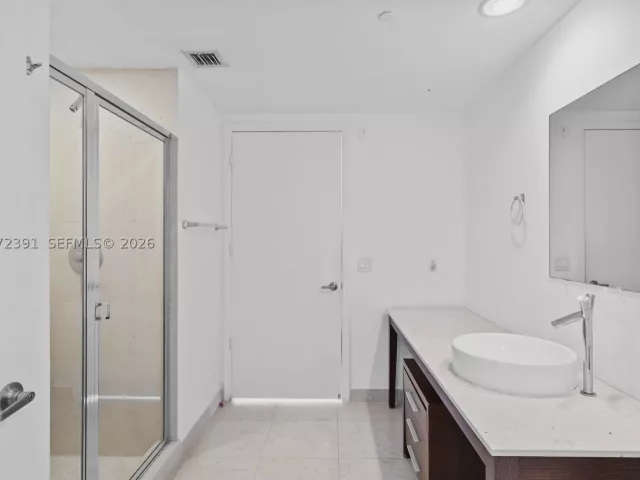 2-bedroom condo for sale in Miami - 495 Brickell Ave 4705 - MondialRealty