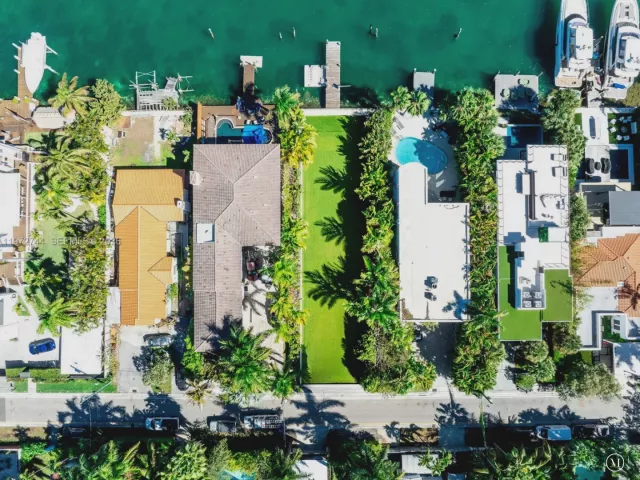 4-bedroom home for sale in Miami Beach - 253 N Coconut Ln - MondialRealty