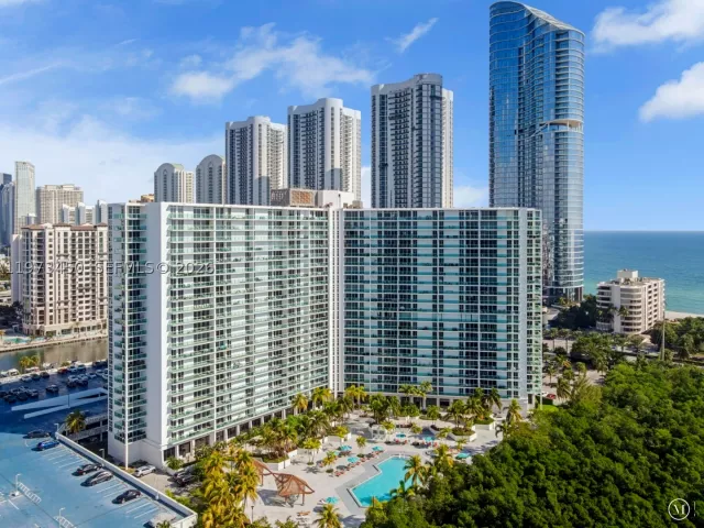 2-bedroom condo for rent in Sunny Isles Beach - 100 Bayview Dr 2007 - MondialRealty