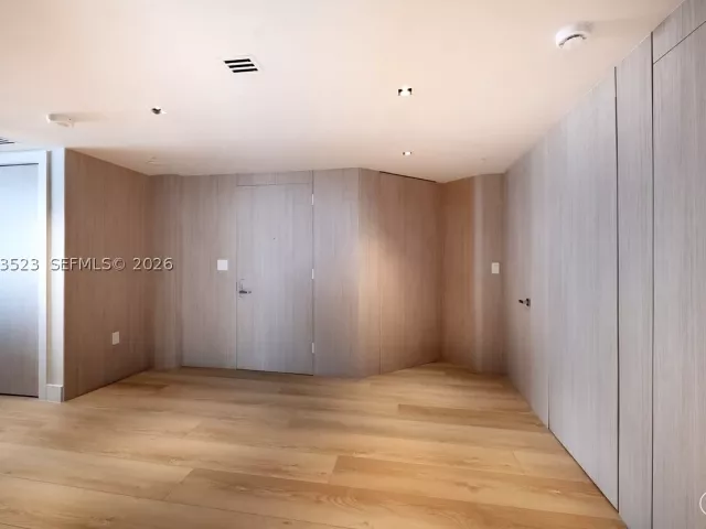 5-bedroom condo for rent in Miami - 465 Brickell Ave 5701 - MondialRealty