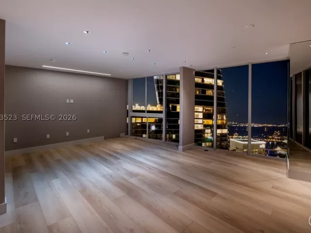 5-bedroom condo for rent in Miami - 465 Brickell Ave 5701 - MondialRealty