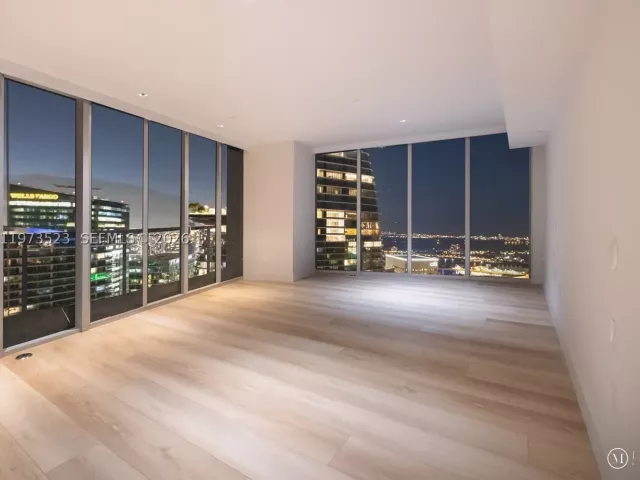 5-bedroom condo for rent in Miami - 465 Brickell Ave 5701 - MondialRealty